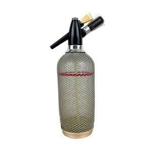Botella antigua de sifón de soda con malla de alambre metálica alrededor del vidrio