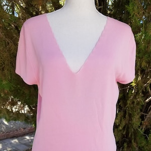 BCBG Maxazria Pink Knit Top, Womens Top Size XL, Pink Stretch Knit Short Sleeve V Neck Vintage 90s
