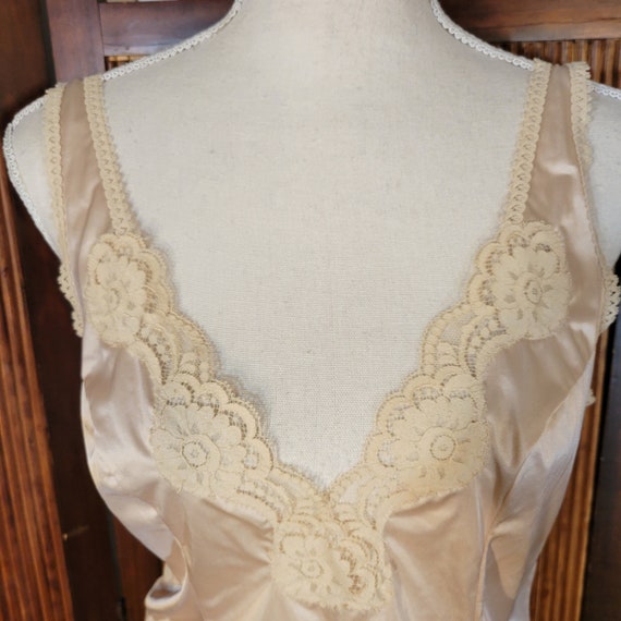 90s Nude Lace Camisole Bust 36" by Vassarette Sil… - image 5