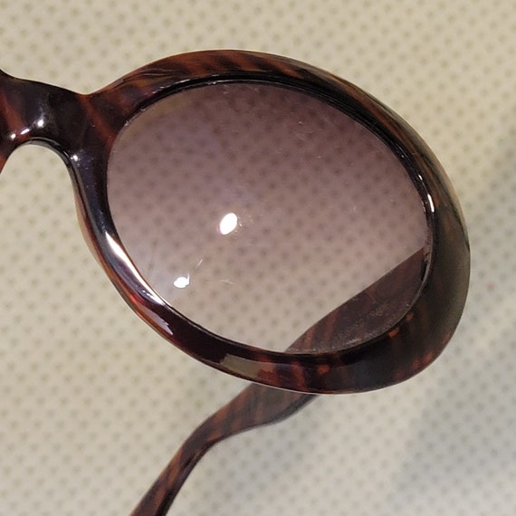 Vintage 60s Sunglasses Oval MOD Tortoise Shell Ha… - image 4