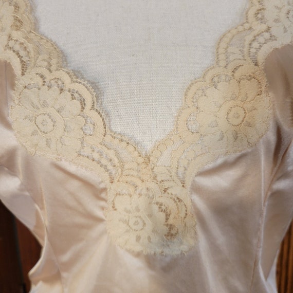 90s Nude Lace Camisole Bust 36" by Vassarette Sil… - image 2