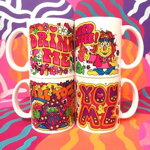 Może przedstawiać: Zestaw czterech kolorowych ceramicznych kubków z groovy ilustracjami i tekstem w stylu lat 70. Kubki zawierają frazy takie jak "Drink Me", "Need Coffee", "All Together" i "You & Me".