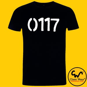 Könnte beinhalten: Schwarzes T-Shirt mit weißem Text, der "0117" lautet.