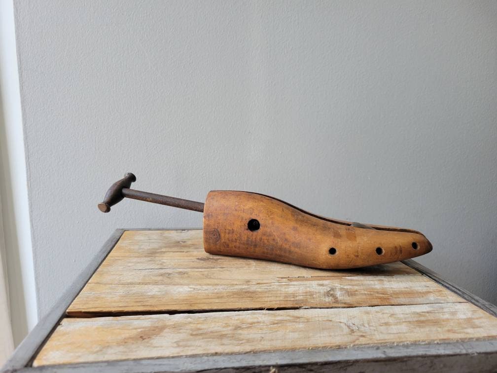 イギリス アンティーク 木製 ズボンストレッチャー Vintage Wooden Cobbler Shoe Stretcher. Old Metal Screw Leather