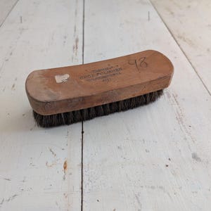 Cepillo antiguo de pelo de caballo con mango de madera. Cepillo antiguo para lustrar zapatos.