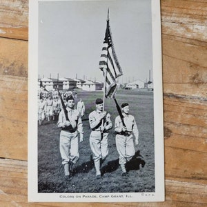 Vintage kleuren op Parade Camp Grant Illinois Post Card. Oude Wereldoorlog 2 Memorabilia