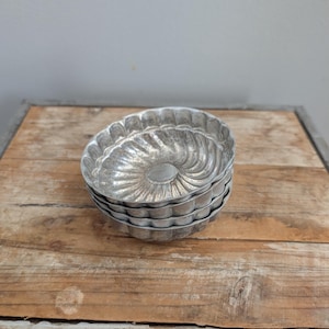 Small Vintage Aluminum Baking Circle Mold. Old Aluminum Kitchen Molds. Tiny Baking Round Pan. Set of 4