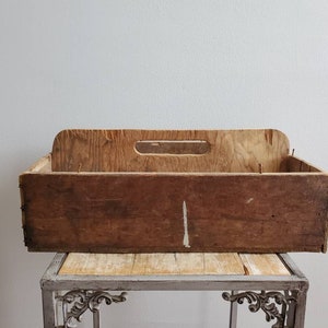 Scatola degli attrezzi primitiva in legno vintage. Vecchia scatola di legno. Scatola di legno antico con maniglia.