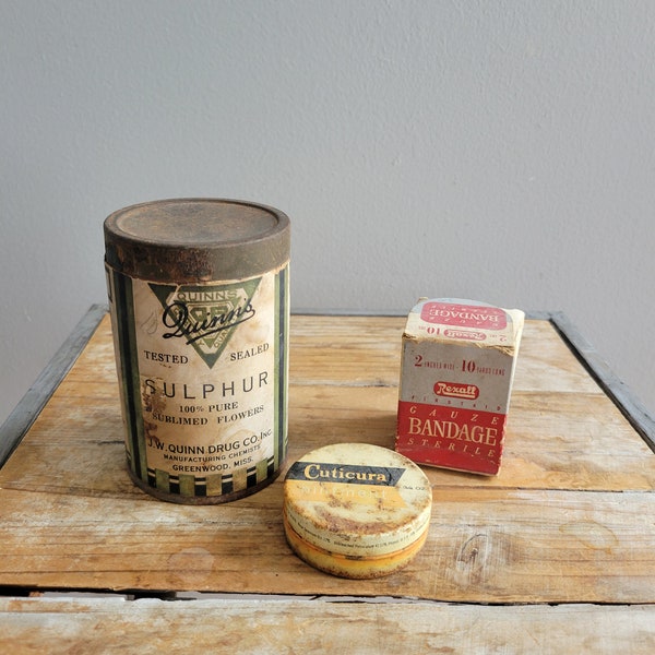 Azufre vintage, lata de ungüento de curicura y caja de vendas antiguas. Botes de medicina antiguos.