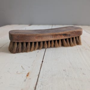 Cepillo antiguo de pelo de caballo con mango de madera. Cepillo antiguo para lustrar zapatos.