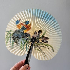 Ventilatore di carta portatile cinese vintage. Vecchio ventilatore di carta