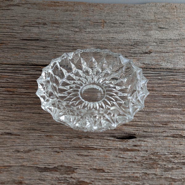 Vintage askfat i klart glas och kristall. Stort och kraftigt askfat i diamantmönster.