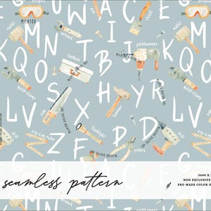 Op de afbeelding: Een naadloos patroon op een lichtblauwe achtergrond met witte hoofdletters van het alfabet, afgewisseld met aquarelillustraties van gereedschap zoals een hamer, zaag, boor, moersleutel, tang, zaklamp en gereedschapskist met labels.