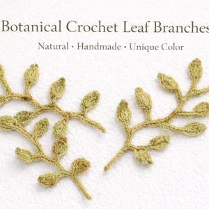 Può includere: Rami di foglie all'uncinetto nei toni del verde e del marrone, disposti su sfondo bianco. Il testo recita "Botanical Crochet Leaf Branches" con "Natural, Handmade, Unique Color" sotto.