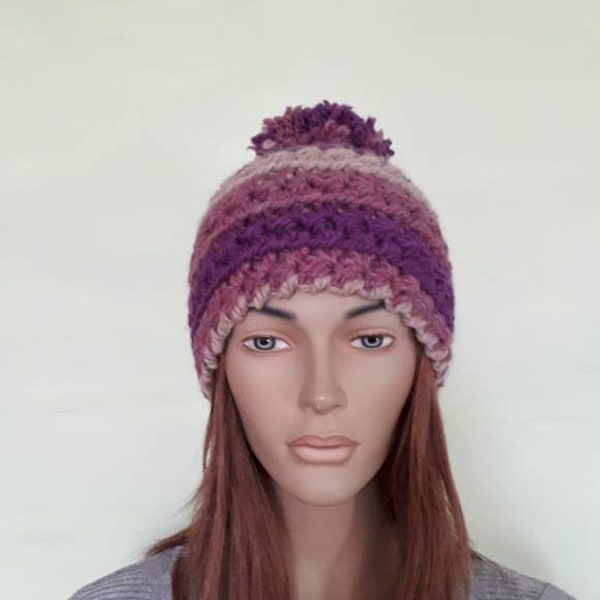 Cappello con pompon classico in lana e alpaca bulky per donna o ragazza, fatto a mano all'uncinetto, delicato e morbido sulla pelle