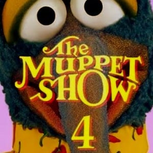 Könnte beinhalten: Nahaufnahme von Gonzo aus der Muppet Show, mit großen gelb umrandeten Augen und einem langen, grauen Schnabel. Das Muppet Show-Logo ist in Gelb und Rot gehalten, darunter die Nummer 4. Der untere Banner lautet "VIERTE STAFFEL".