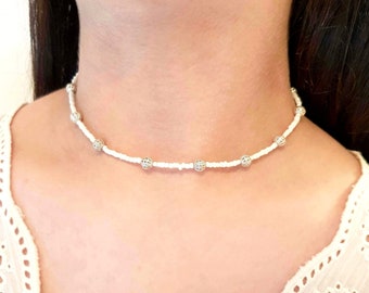 Zierliches weißes Perlenkette mit silbernen Vintage Perlen, Perlen Choker Halskette, Layer Choker, Saatperlen Halskette, Sommer Choker Halskette