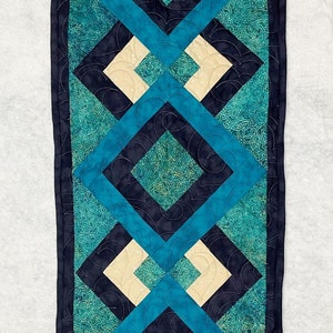 Celtic Stepping Stones Table Runner. An easy to make table runner pattern. This is a PDF DIGITAL DOWNLOAD.