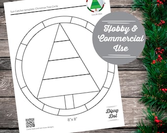 Könnte beinhalten: Eine weiße Papiervorlage für einen Weihnachtsbaum-Suncatcher. Das Design umfasst einen Kreis mit einem segmentierten Rand, ein Dreieck, das den Baum darstellt, und den Text "Sun Catcher template: Christmas Tree Circle". Das Papier misst 20,3 cm x 20,3 cm.