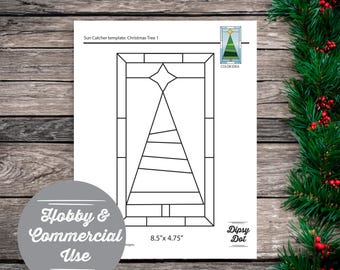 Könnte beinhalten: Eine weiße Vorlage für einen Sonnenfänger mit einem Weihnachtsbaum-Design. Die Vorlage enthält den Text "Sun Catcher template: Christmas Tree 1", "Hobby & Commercial Use" und "8.5" x 4.75"" (ca. 21,6 x 12,1 cm). Eine Farbinspiration ist ebenfalls enthalten.