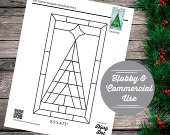 Könnte beinhalten: Eine weiße Papiervorlage für ein Weihnachtsbaum-Suncatcher-Design. Die Vorlage enthält ein geometrisches Baumdesign, eine Farsidee und den Text "Hobby & Commercial Use". Das Papier misst 21,6 cm x 12,1 cm.