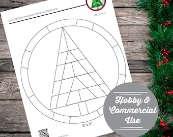 Könnte beinhalten: Eine weiße Sun Catcher-Vorlage mit einem Weihnachtsbaum-Design in einem Kreis. Die Vorlage ist 20,3 cm x 20,3 cm groß und enthält den Text "Sun Catcher template: Christmas Tree Circle". Ein kreisförmiges Grafik-Element zeigt "Hobby & Commercial Use".