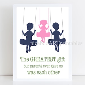 Può includere: Una stampa d'arte stampabile con sfondo bianco e design verde e blu navy. Due bambini sono in silhouette su altalene. Il testo recita "Il REGALO PIÙ GRANDE che i nostri genitori ci hanno mai fatto è stato l'un l'altro."