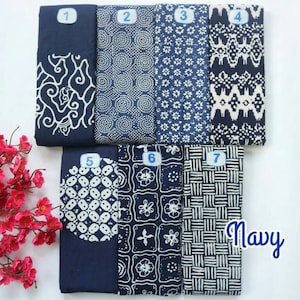 Peut inclure: Sept échantillons de tissu différents en bleu marine avec des motifs blancs. Les échantillons sont numérotés de 1 à 7. Le mot "Marine" est écrit en lettres blanches sur un fond bleu.