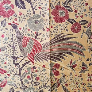 Könnte beinhalten: Ein beiger Stoff mit einem sich wiederholenden Muster aus Vögeln, Blumen und Blättern in Rot-, Grau- und Lilatönen. Das Design zeigt detaillierte Illustrationen von Vögeln, die auf Ästen inmitten floraler Elemente sitzen.