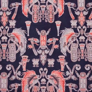 Puede incluir: Patrón repetido sobre un fondo azul oscuro. El diseño presenta motivos simétricos y estilizados en rojo, gris y blanco. El patrón incluye formas de plumas, formas ornamentadas en forma de escudo y otros elementos decorativos.