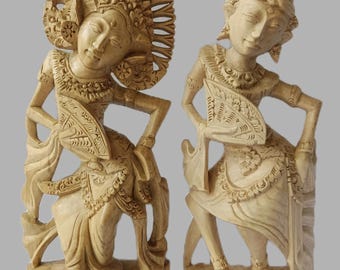 バリ島の木彫りの村の像、木彫り、彫刻、インドネシア・バリ島の芸術