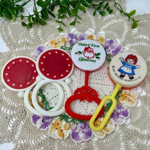 Veel vintage rammelaarspeelgoed voor baby&#39;s of poppen