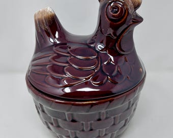 Tarro para galletas de cerámica vintage McCoy con diseño de gallina en una cesta.