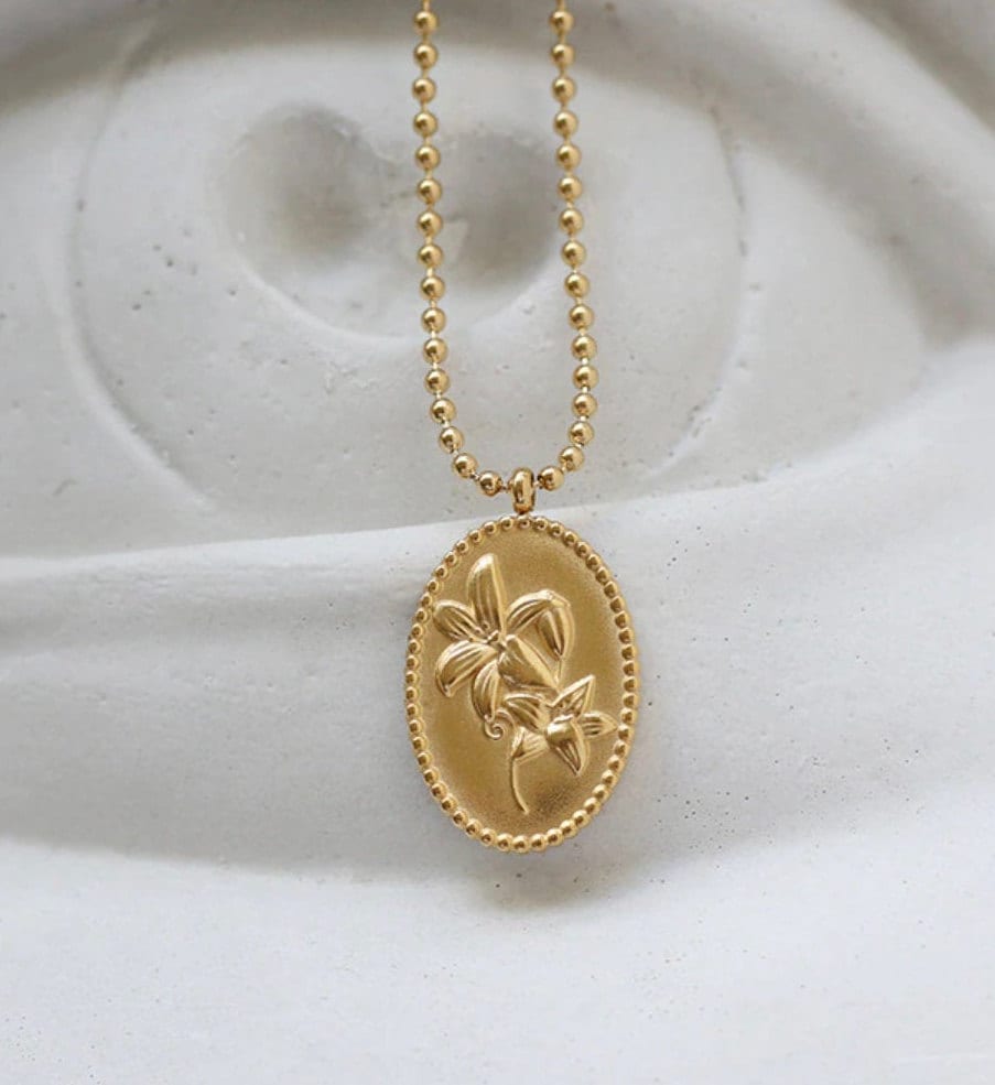 Lily gold necklace Clearance