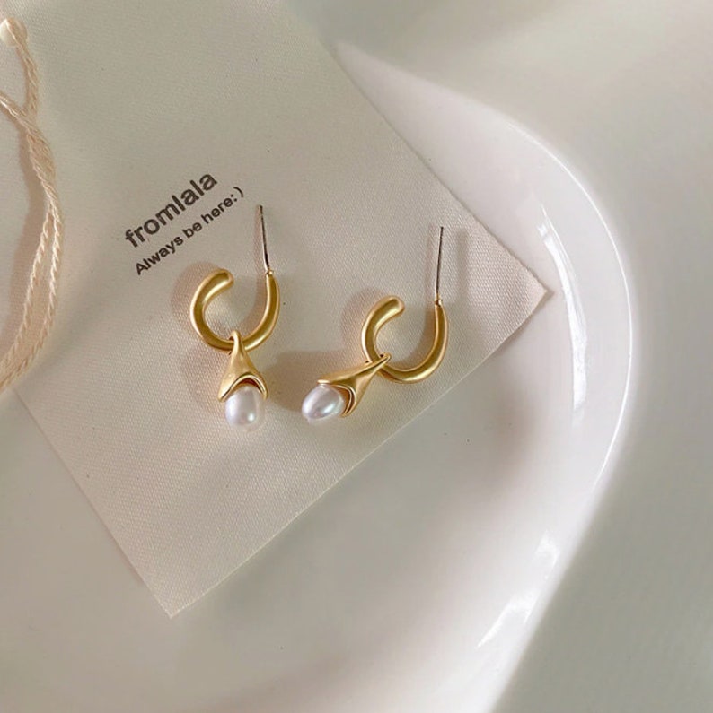 Long Mismatched Pearl Dangle Earrings Asymmetric Baroque Pearl Earrings Long Bar Biwa Pearl Contemporary Irregular Drop Earring Wedding Gift