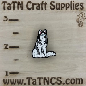 Puede incluir: Suministro artesanal en forma de perro husky sentado. El perro es negro, blanco y gris con ojos azules. El texto "TaTN Craft Supplies" y "www.TaTNCS.com" son visibles.