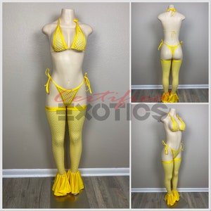 Peut inclure: Ensemble de lingerie jaune en résille avec un haut halter, un bas assorti et des bas cuisses à volants.