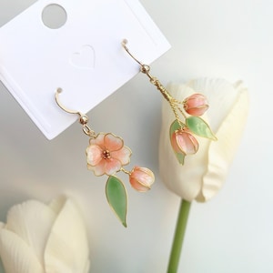 手作りの桜の花のイヤリング、桜の花のイヤリング、花のぶら下がりイヤリング、女の子へのギフト、花嫁介添人へのギフト、結婚式用、かんざし樹脂