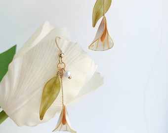 Handgemaakte oorbellen van hars met callaleliemotief, sterling zilveren hangende oorbellen. Cadeau voor bruidsmeisjes.