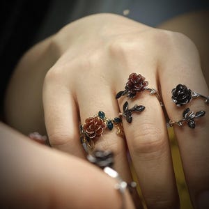 Anillo de rosa negra hecho a mano, anillo de hada, anillo gótico, resina de vidrio, para ella, accesorios de boda, anillo Kanzashi, regalo de dama de honor, anillo de vampiro