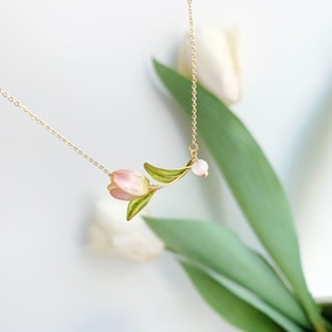 Handmade Tulip Necklace,Gift for mom,for wedding,flower necklace,Mother gift,resin art,Gifts for girls,Bridesmaid gift,Kanzashi resin