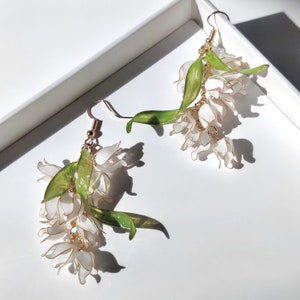 Maiglöckchen Blumen Ohrringe, Baumeln Ohrringe,handgefertigte Hängeohrringe,Weiße Fee Blumen Ohrringe, Muttertagsgeschenk,Brautgeschenk,Harz
