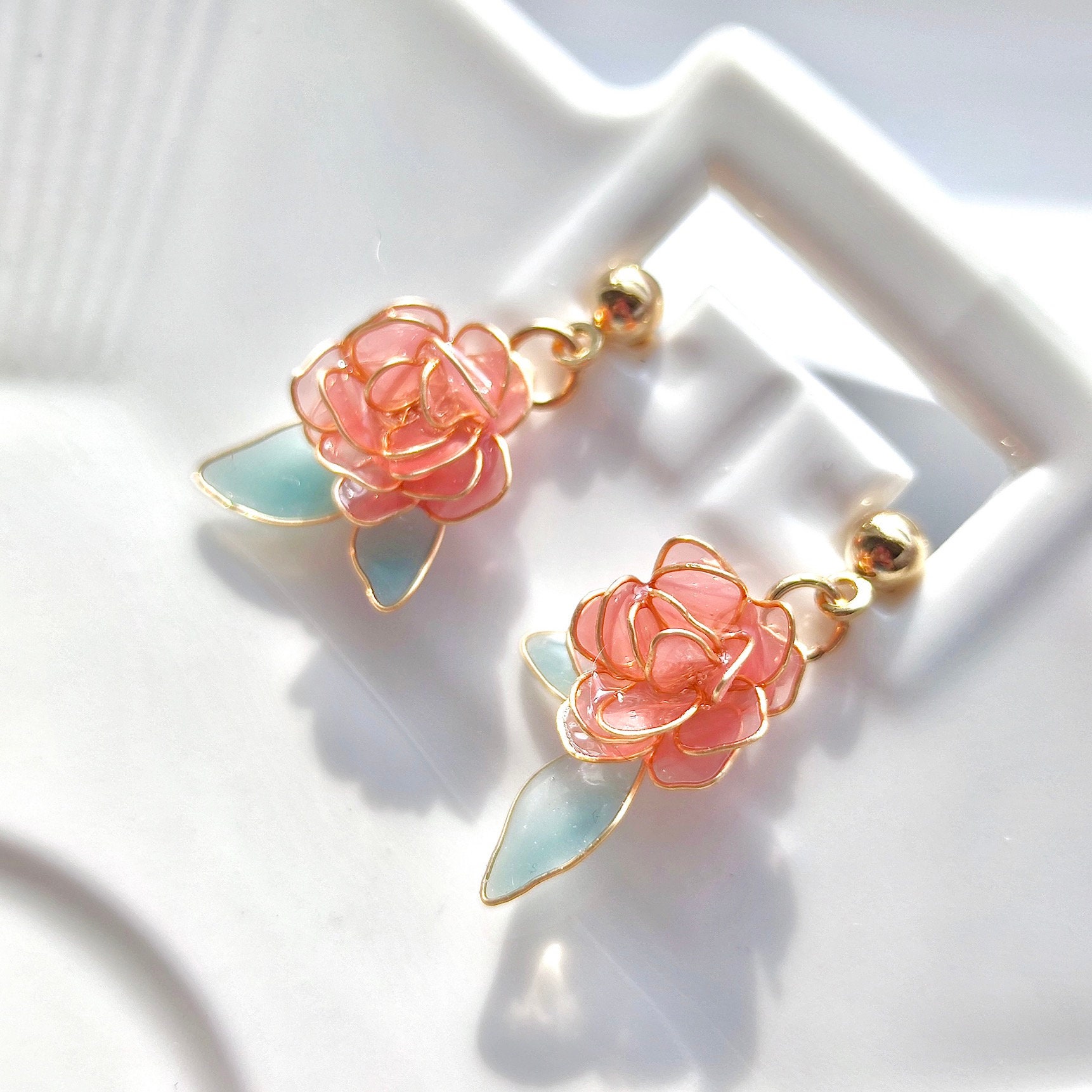 ハンドメイドのピンクのバラの花のイヤリング、フラワースタッド 