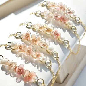 レインボー桜の花のブレスレット、桜のブレスレット、手作り樹脂ブレスレット、ウェディングアクセサリー、パールブレスレット、彼女への贈り物、彼女への贈り物