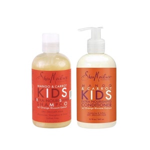 Könnte beinhalten: Zwei Flaschen SheaMoisture Mango & Carrot Kids Haarpflegeprodukte. Die Flasche links ist ein Shampoo und die Flasche rechts ist eine Spülung. Beide Flaschen sind orange und weiß mit dem Text "SheaMoisture Mango & Carrot Kids" auf der Vorderseite.