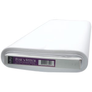 Puede incluir: Rollo blanco de estabilizador permanente de corte Sulky Fuse 'n Stitch. La etiqueta dice "Sulky Fuse 'n Stitch Cut-Away Permanent Stabilizer" e incluye el tamaño, el peso y el número de artículo.