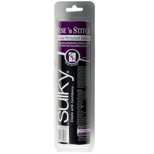 Puede incluir: Un rollo de estabilizador permanente Sulky Fuse 'n Stitch Away en un paquete de plástico transparente. La etiqueta es negra con texto blanco y un logotipo morado. El texto de la etiqueta dice "Sulky Create with Confidence" y "Fuse 'n Stitch Away Permanent Stabilizer".
