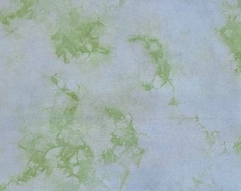 Puede incluir: Una tela azul claro con un patrón de teñido anudado verde. La tela tiene una textura sutil.