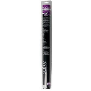 Puede incluir: Un rollo negro de bolígrafo marcador permanente para tela Sulky. El rollo está empaquetado en una funda de plástico transparente con texto morado que dice "Fuse 'n Stitch Permanent Marking Pen".