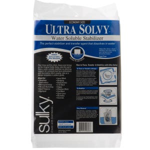 Puede incluir: Un paquete blanco de estabilizador soluble en agua Sulky Ultra Solvy. El paquete es azul y negro con el nombre del producto e instrucciones de uso. El producto mide 18 x 10 pulgadas y es libre de ácido.